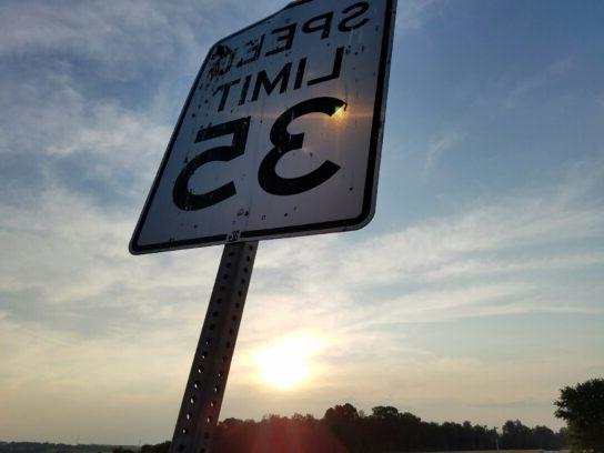 限速标志上写着每小时35英里